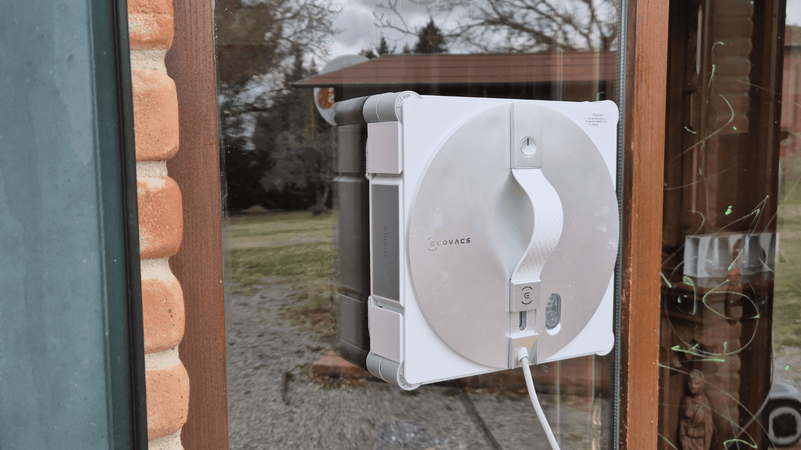 Der ECOVACS WINBOT W3 OMNI reinigt im Test die Fenster.